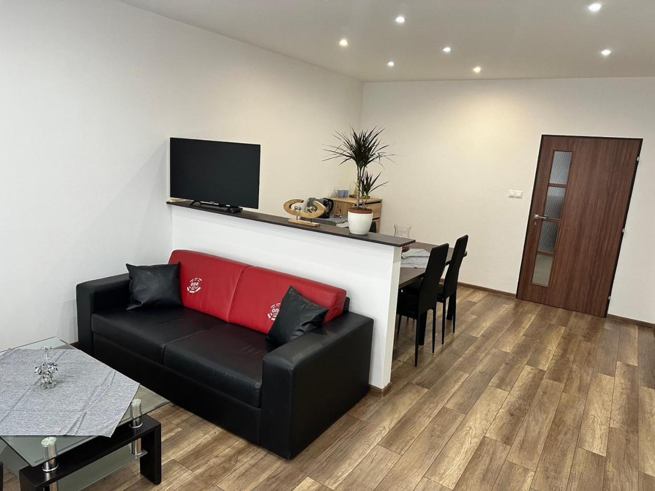 Newly Renovated 2 Rooms Apartment Downtown Nitra Exterior photo